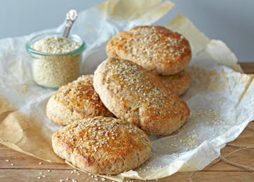 https://imgix.familiejournal.dk/media/websites/familiejournalen-dot-dk/website/2014/maj/uge-22/mad/22-scones-362.jpg