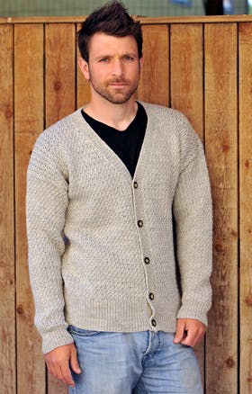 https://imgix.familiejournal.dk/media/websites/familiejournalen-dot-dk/website/2014/marts/uge-10/haandarbejde/10-herrresweater280.jpg