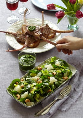 https://imgix.familiejournal.dk/media/websites/familiejournalen-dot-dk/website/2014/marts/uge-12/mad/12-lammekoteletter-med-persillepesto-280.jpg