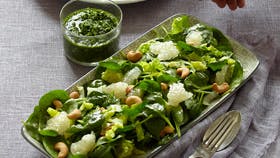 https://imgix.familiejournal.dk/media/websites/familiejournalen-dot-dk/website/2014/marts/uge-12/mad/12-lammekoteletter-med-persillepesto-280.jpg