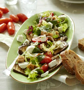https://imgix.familiejournal.dk/media/websites/familiejournalen-dot-dk/website/2014/marts/uge-13/mad/13-aubergine-gedeostsalat-280.jpg