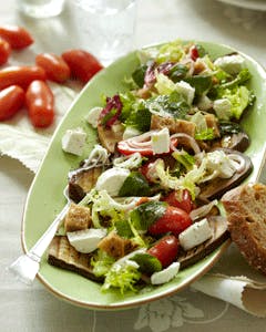 https://imgix.familiejournal.dk/media/websites/familiejournalen-dot-dk/website/2014/marts/uge-13/mad/13-aubergine-gedeostsalat-280.jpg