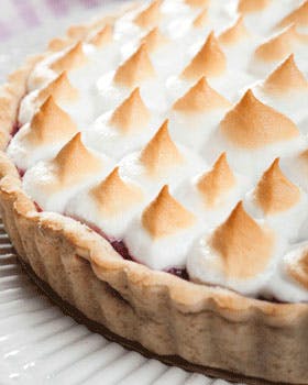 https://imgix.familiejournal.dk/media/websites/familiejournalen-dot-dk/website/2014/marts/uge-13/slank/13-citrontarteletter-med-hindbaer-280.jpg