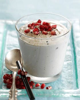 https://imgix.familiejournal.dk/media/websites/familiejournalen-dot-dk/website/2014/marts/uge-13/slank/13-yoghurt-med-granataeble-og-lakrids-280.jpg