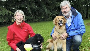 Formand Erika med hørehunden Thor, gemalen Henning og parrets vagthund Odin.