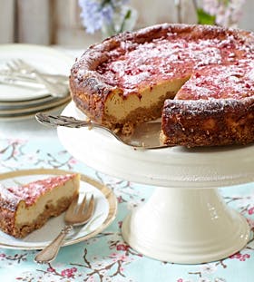 https://imgix.familiejournal.dk/media/websites/familiejournalen-dot-dk/website/2014/november/uge-45/mad/45-cheesecake-citrus280.jpg