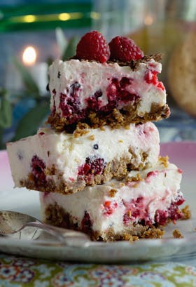 https://imgix.familiejournal.dk/media/websites/familiejournalen-dot-dk/website/2014/november/uge-45/mad/cheesecake-hindbaer280.jpg
