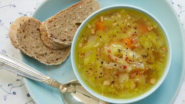 Hvidkålssuppe med bacon