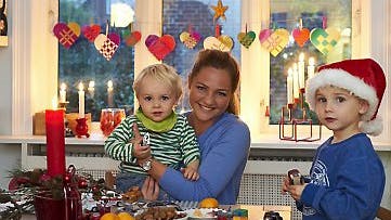 Med brændte mandler, kanelmandler og clementiner på bordet er der dømt familie- og julehygge.