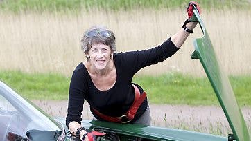 På kvindeturen til Ribe tidligere på året var Else iført solbriller, der matchede hendes bils farve, og bælte og handsker i samme farve som indtrækket.