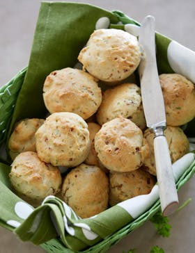 https://imgix.familiejournal.dk/media/websites/familiejournalen-dot-dk/website/2014/oktober/uge-41/mad/41-baconboller280.jpg