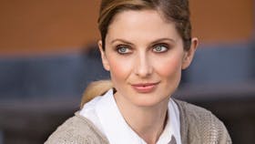 Strikket, lang sweater med snoninger