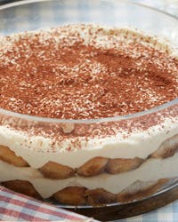 https://imgix.familiejournal.dk/media/websites/familiejournalen-dot-dk/website/2014/oktober/uge-44/mad/tiramisu362.jpg
