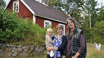 I landsbyen Loshult to timers kørsel inde i Sveriges landskaber nyder Thomas, Signe og Kit livet og naturen.