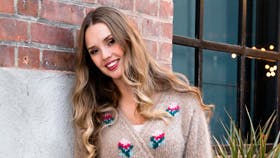 Strikket slå om-jakke med broderede blomster