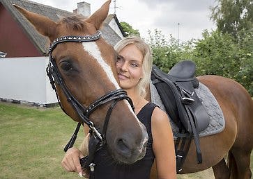 https://imgix.familiejournal.dk/media/websites/familiejournalen-dot-dk/website/2014/september/uge-38/artikler/38-lonnie-guldfroe-art.jpg