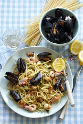 https://imgix.familiejournal.dk/media/websites/familiejournalen-dot-dk/website/2014/september/uge-39/mad/39-linguini-med-skaldyr280.jpg