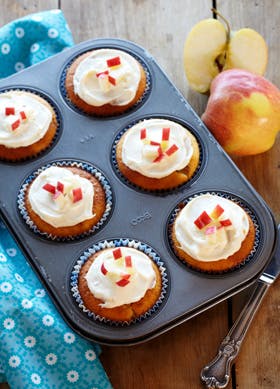 https://imgix.familiejournal.dk/media/websites/familiejournalen-dot-dk/website/2014/september/uge-39/mad/39-muffins-med-aebler280.jpg