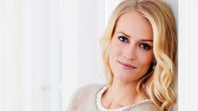 Strikket raglansweater til hende med fin halskant