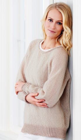 Strikket raglansweater med fine ærmer og kanter til hende