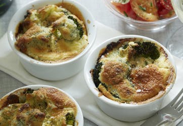 https://imgix.familiejournal.dk/media/websites/familiejournalen-dot-dk/website/2015/april/17/mad/broccoligratin362.jpg