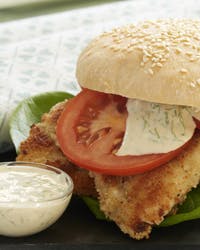 https://imgix.familiejournal.dk/media/websites/familiejournalen-dot-dk/website/2015/april/17/mad/fiskeburger362.jpg