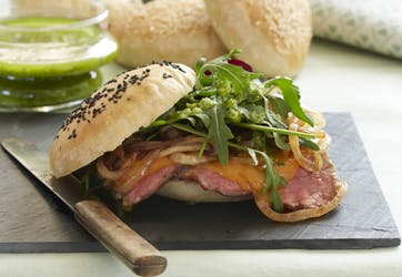 https://imgix.familiejournal.dk/media/websites/familiejournalen-dot-dk/website/2015/april/17/mad/steakburger362.jpg