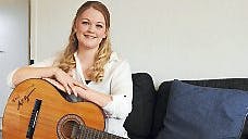 Det er, når Michelle sidder med sin guitar i hænderne, at hendes fængende melodier finder deres endelige form.