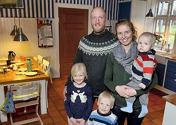 https://imgix.familiejournal.dk/media/websites/familiejournalen-dot-dk/website/2015/februar/06/artikler/krofamilie-artikel.jpg