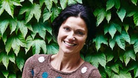 Strikket bluse med prikker