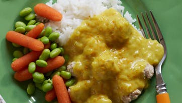 Boller i karry med dampede grøntsager og ris