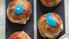 Nemme fastelavnsboller med marcipan og flødeskum med mørk chokolade