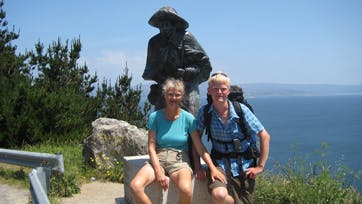 To stolte Camino-vandrere, Mona og hendes søn Andreas, da de nåede ?endestationen? ved Atlanterhavet.