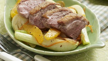 Saftig og mør and med fennikel, gulerødder og et syrligt twist af appelsin