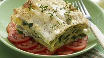 Fiskelasagne med frisk spinat og bechamelsovs