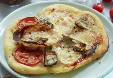https://imgix.familiejournal.dk/media/websites/familiejournalen-dot-dk/website/2015/februar/09/mad/pizza-med-atiskok-artikel.jpg