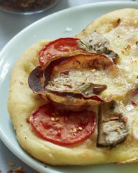 https://imgix.familiejournal.dk/media/websites/familiejournalen-dot-dk/website/2015/februar/09/mad/pizza-med-atiskok-artikel.jpg