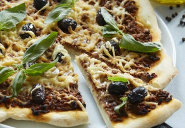https://imgix.familiejournal.dk/media/websites/familiejournalen-dot-dk/website/2015/februar/09/mad/pizza-med-koedsovs-artikel.jpg