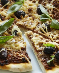https://imgix.familiejournal.dk/media/websites/familiejournalen-dot-dk/website/2015/februar/09/mad/pizza-med-koedsovs-artikel.jpg
