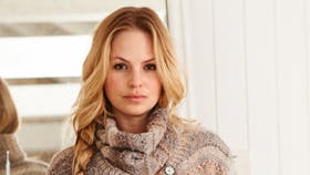 Strikket cardigan og vikletørklæde