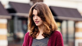 Strikket jakke i vinrød