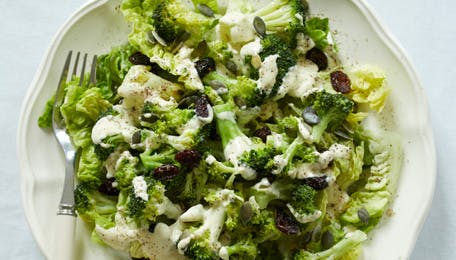 https://imgix.familiejournal.dk/media/websites/familiejournalen-dot-dk/website/2015/januar/03/mad/broccolisalat456.jpg