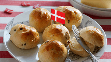 Koldhævede fødselsdagsboller med chokolade og rosiner