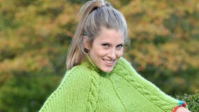 Strikket poncho af firkanter