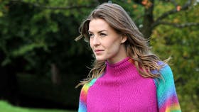 Farverig, strikket poncho