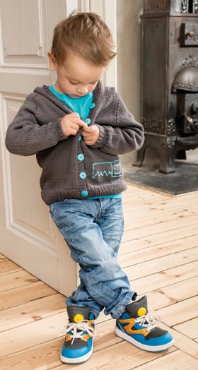 https://imgix.familiejournal.dk/media/websites/familiejournalen-dot-dk/website/2015/januar/05/haandarbejde/drengetroeje280.jpg