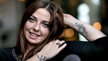 Allberte har tallene 2 og 8 tatoveret på håndleddene. De står for henholdsvis for hendes grund- og årsenergi i numerologiens verden.