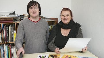 Jonas kigger et udvalg af sine japansk inspirerede tegninger igennem med underviseren og kunstneren Steinunn, der har været en del af hans liv i ti år.