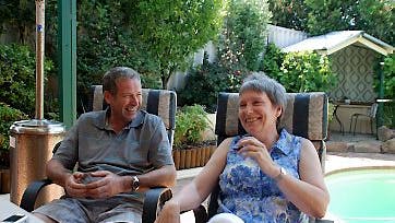 Henry og Birgit i deres dejlige have i Perth - snart forlader de den og flytter til et helt nybygget hus.