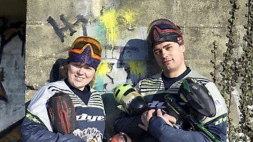 Mange kender kun paintball som et festligt indslag i forbindelse med for eksempel en polterabend, men det er også en professionel sport. Spørg bare Line og Mads, som her ses i fuldt udstyr.